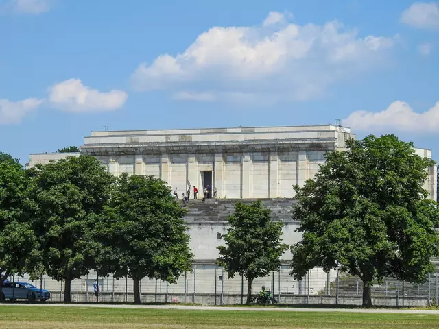 Blick auf die Steintribüne von der Wallanlage aus gesehen.
  | Foto: Nicole Fuchsbauer