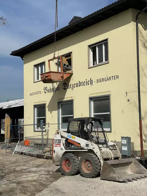 Seit März 2025 finden im früheren Bahnhof Dutzendteich Rohbauarbeiten statt. Über eine Schuttrampe wird abgebrochenes Material nach Außen zur Entsorgung transportiert. | Foto: Hochbauamt/Stadt Nürnberg