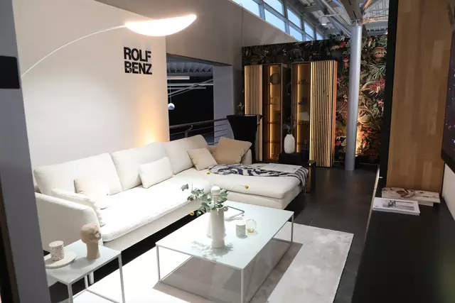 
RAUM-KULTUR stellt eine Verbindung aus Premiumfahrzeugen und hochwertigen Küchen und Möbeln 
(1. Stock) her. | Foto: Jürgen Friedrich