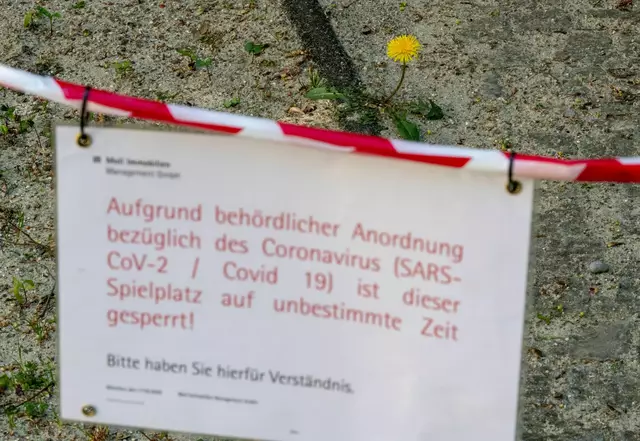 Auch Spielplätze waren wegen der hohen Ansteckungsgefahr gesperrt. | Foto: Peter Kneffel/dpa (Archivbild)
