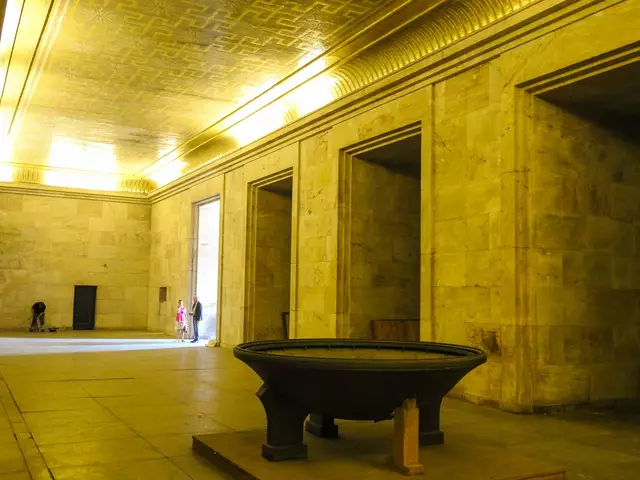 Der Goldene Saal: Im Inneren der vom Architekten Albert Speer entworfenen Zeppelintribüne befindet sich die 335 Quadratmeter große Halle mit einer Raumhöhe von acht Metern. Der Saal soll dauerhaft für Publikum geöffnet werden.  | Foto: Nicole Fuchsbauer