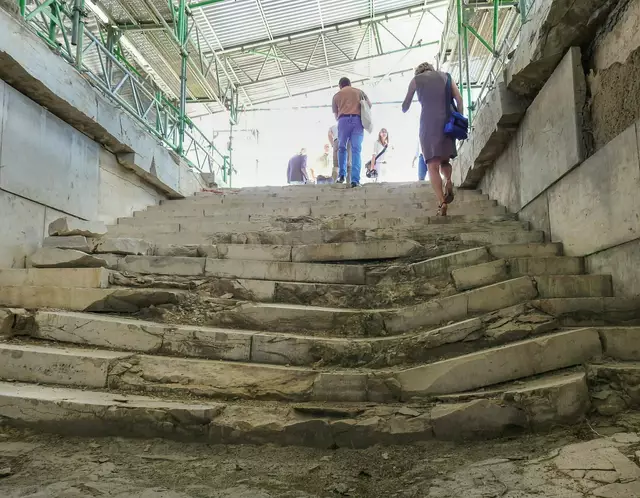 Diese fast eingefallene Treppe der Zeppelintribüne führte auf die Ausichtsplattform.  | Foto: Nicole Fuchsbauer
