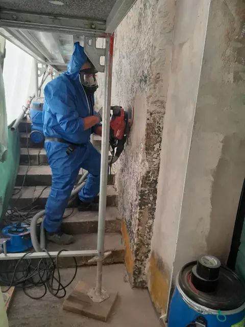 Im Juni 2024 wurde an der Fassade der Zeppelintribüne schadstoffhaltiger Putz als Voraussetzung für die umfangreichen Instandsetzungsmaßnahmen entfernt. | Foto: KS Engineering GmbH 2024