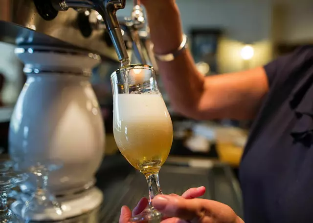 Monatsbilanz als Mutmacher für das Gastgewerbe: Umsatzzahlen in Summe fast überall im Plus. | Foto: Sebastian Gollnow/dpa (Archivbild)