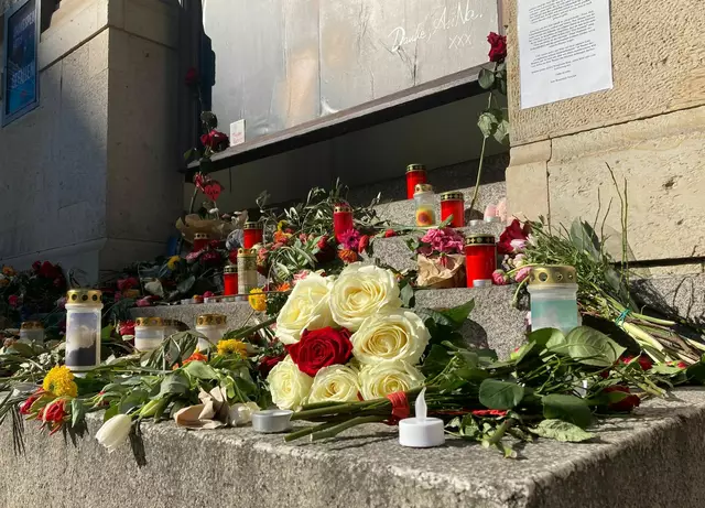 Am Theater des Westens können Fans Blumen in Erinnerung an Anna R. niederlegen. | Foto: Sabrina Szameitat/dpa