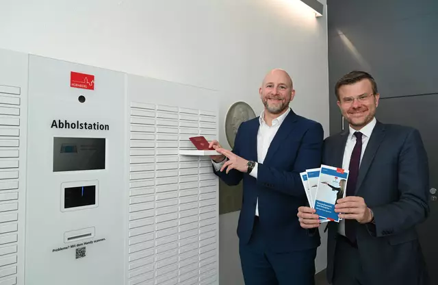 Olaf Kuch (l.), Leiter des Direktoriums Bürgerservice, Digitales und Recht der Stadt Nürnberg, und Oberbürgermeister Marcus König haben die Abholstation in der Stadtbibliothek Zentrum, Gewerbemuseumsplatz 4, der Öffentlichkeit übergeben. | Foto: Christine Dierenbach/Stadt Nürnberg