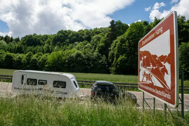 Am Albabstieg der A8 zwischen Ulm-West und Mühlhausen dürfen drei Tage lang keine Fahrzeuge fahren.  | Foto: Stefan Puchner/dpa (Archivbild)