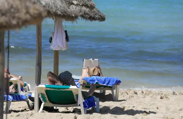 In den Osterferien zieht es viele auf die «Lieblingsinsel der Deutschen»: Mallorca.  | Foto: Clara Margais/dpa
