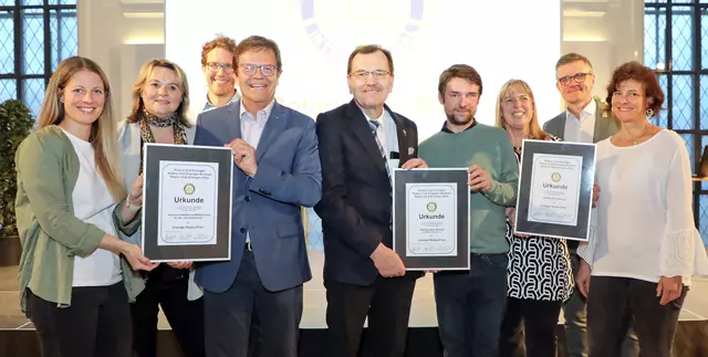Die Präsidenten der drei Erlanger Rotary Clubs übergaben die Urkunden an Vertreter der preisgekrönten Schulen im Haus der Kirche KREUZ &amp; QUER. | Foto: © Jürgen Friedrich