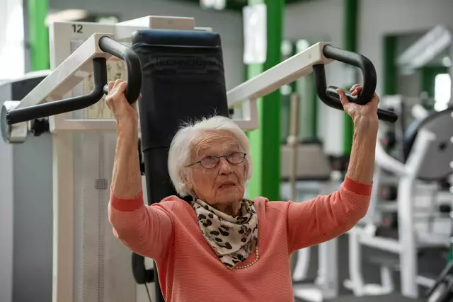 Neben dem Fitness-Studio besucht sie noch einen Gymnastikkurs und geht Schwimmen. (Archivbild)

 | Foto: Harald Tittel/dpa