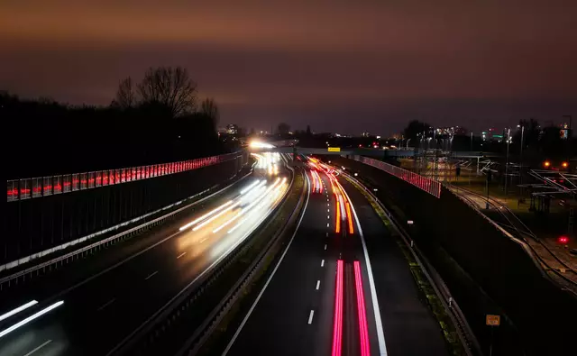 Die Pendlerpauschale ist umstritten, könnte aber unter einer neuen Bundesregierung erhöht werden. | Foto: Christian Charisius/dpa