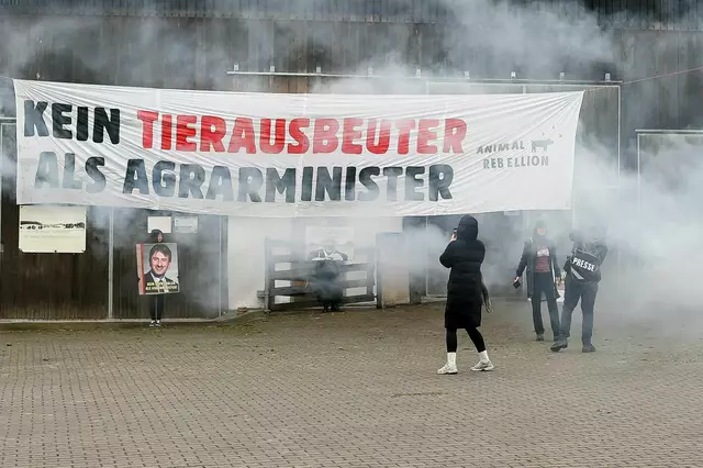 Aktivisten hatten auf Felßners Hof protestiert, die Polizei ermittelt wegen Hausfriedensbruchs. | Foto: ---/dpa