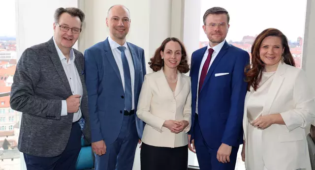 Bekanntgabe der Nominierung (v.l.): CSU-Bezirksvorsitzender Michael Frieser (MdB), Fraktionsvorsitzender Andreas Krieglstein, Wirtschafts- und Wissenschaftsreferentin Dr. Andrea Heilmaier, Amtshinhaber Marcus König und Referentin für Schule und Sport, Cornelia Trinkl.  | Foto: CSU Nürnberg