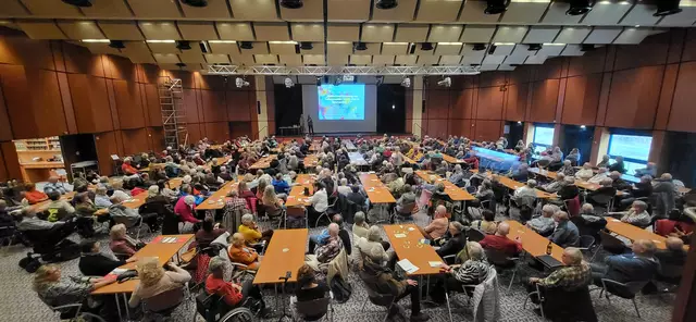 Ein Blick in die gut besuchte große Paul-Metz-Halle in Zirndorf