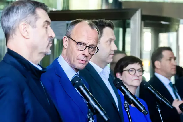 Die wichtigsten Fragen bei den Koalitionsverhandlungen muss die Spitzenrunde klären. | Foto: © Christoph Soeder/dpa (Archivbild)