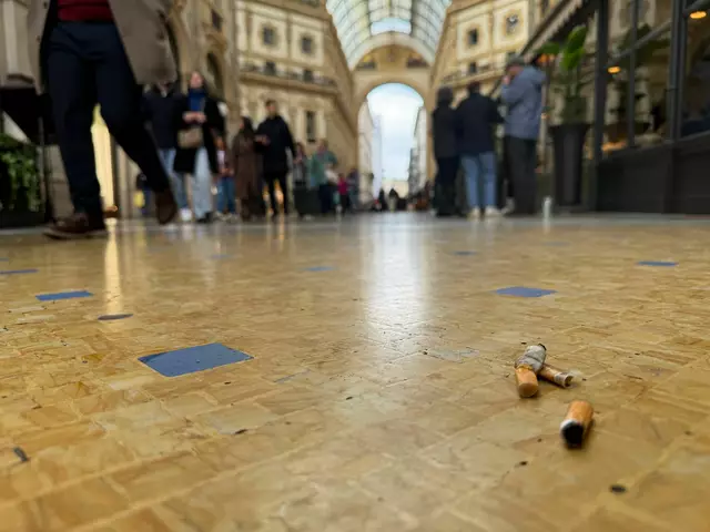 In der Viktor-Emanuel-II.-Galerie, der Einkaufspassage Galleria Vittorio Emanuele II, liegen Zigarettenkippen auf dem Boden. | Foto: Christoph Sator/dpa