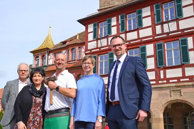 Freuen sich über die Auszeichnung: Oberbürgermeister Peter Reiß (r.) mit den Projektverantwortlichen Petra Schwarz (2.v.r.) und Ulrike Kummer sowie mit dem zuständigen Referenten Knut Engelbrecht (l.) und dem Goldschlägermeister Werner Auer. | Foto: Stadt Schwabach