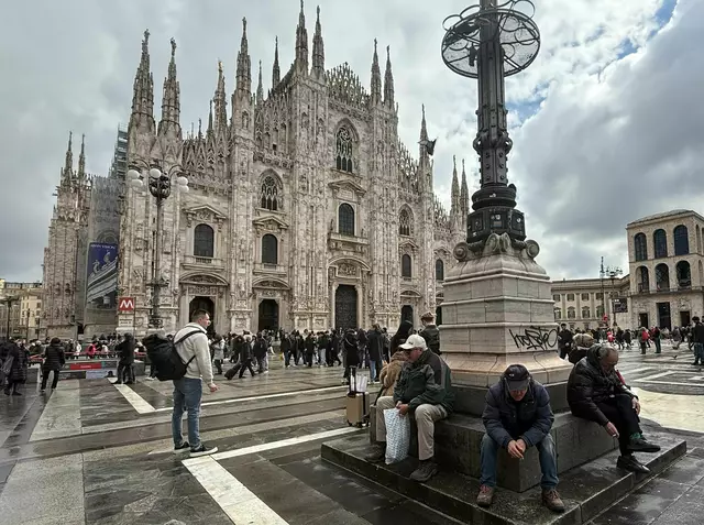 Trotz Rauchverbots sitzen zwei Männer mit Zigaretten in der Hand vor dem Mailänder Dom. | Foto: Christoph Sator/dpa