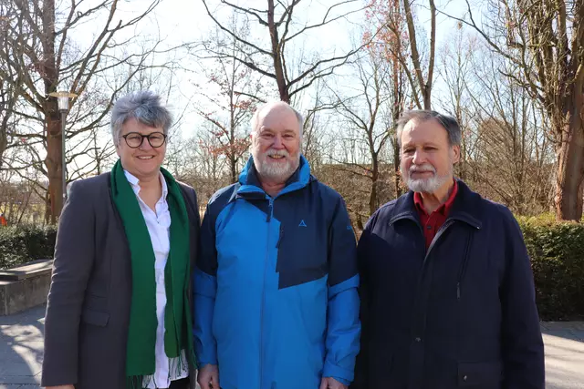 Birgit Huber mit Norbert Deubel (Mitte) und Heinz Dieter Scharrer. | Foto: Stadt Oberasbach