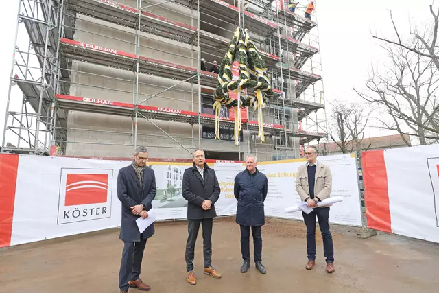 Stellten anlässlich des Richtfestes das Großprojekt vor: (v.li.n.re.) Andreas Schad (Köster GmbH), Stiftungsvorstand und WBG-Geschäftsführer Rolf Perlhofer, Oberbürgermeister Thomas Jung und Dieter Pflaum (Geschäftsführer Paritätische Altenhilfe in Bayern). | Foto: Stadt Fürth / Ebersberger