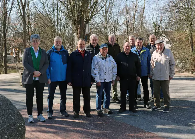 Erste Bürgermeisterin Birgit Huber, Obmann Norbert Deubel, ehem. Obmann Heinz Dieter Scharrer, Herbert Beck, Günter Usler, Bernhard Weißkopf, Peter Scheuerlein, Rudolf Jordan, Günther Müller, Norbert Stich, Eduard Wagner (v.l.); nicht im Bild: Helmut Grillenberger und Günther Hilpert. | Foto: Stadt Oberasbach