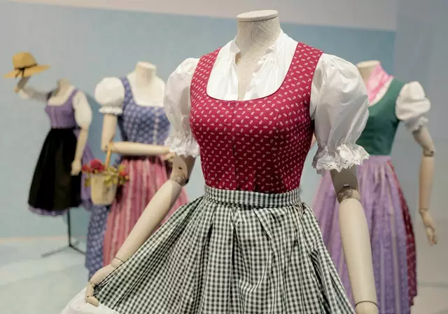 In der Sonderausstellung «Tradition goes Fashion!» des Staatlichen Textil- und Industriemuseums in Augsburg werden Dirndl aus verschiedenen Jahrzehnten gezeigt. | Foto: Ulf Vogler/dpa