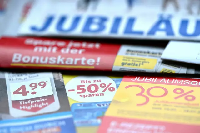 Viele Händler sind Marketing-Profis und setzen weiterhin auf Print-Werbung.  | Foto: Wolf von Dewitz/dpa