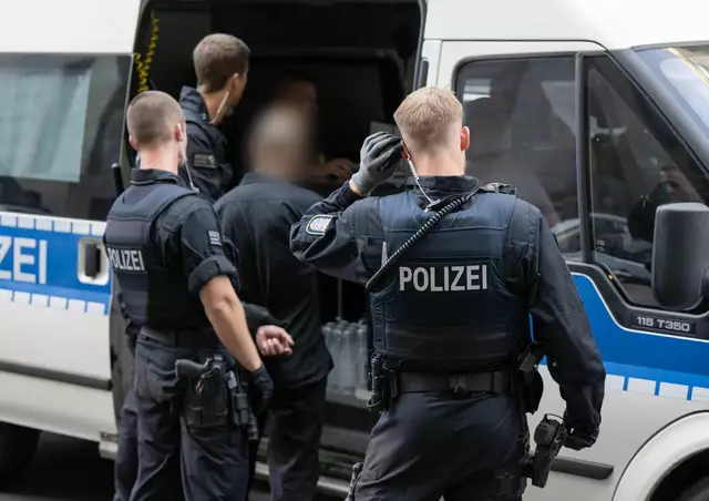 Die Gewerkschaft der Polizei (GdP) fordert angesichts der gestiegenen Zahl registrierter Gewalttaten bessere Technik und mehr Personal.  | Foto: Boris Roessler/dpa (Archivbild)