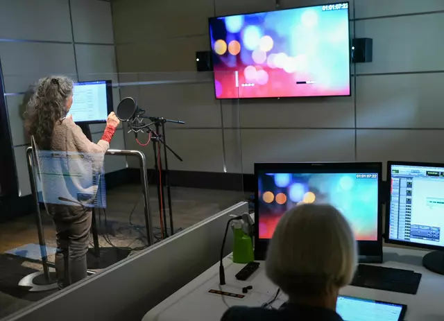 Arbeit im Synchronstudio.  | Foto: Jens Kalaene/dpa-Zentralbild/dpa