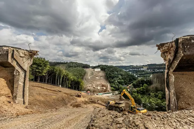 Hier stand mal eine Brücke: Die Rahmede-Talbrücke an der A45 bei Lüdenscheid wurde im Mai 2023 gesprengt. | Foto: Dieter Menne/dpa