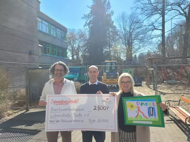 (v.l.n.r.): Nils Ortlieb, geschäftsführender Vorstand der Lebenshilfe Fürth, Florian Billmann, Geschäftsführer der Merk Textil-Mietdienste GmbH &amp; Co. KG mit Brigitte Daubner-Marcordes, Schulleiterin des Förderzentrums. | Foto: Lebenshilfe Fürth