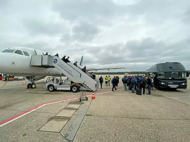 Oktober 2019: Hier landen die Azzurri-Legenden am Nürnberger Airport! Mit dem Bus geht es für die italienische Nationalmannschaft nach Fürth zum Fußball-Klassiker Deutschland-Italien.  | Foto: Airport Nürnberg / Christian Albrecht