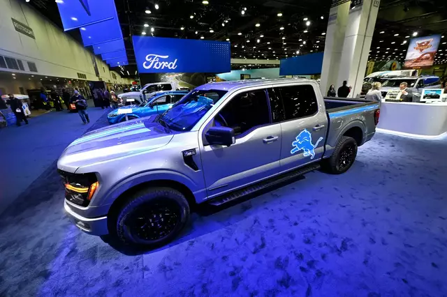 Jahrelang das meistverkaufte Auto der USA: Der Ford F-150, hier als Teil einer limitierten Edition. In Europa stoßen solche "Monstertrucks" auf wenig Zuspruch.
 | Foto: Jose Juarez/AP/dpa (Archivbild)