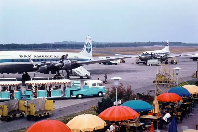 Ab 1963 konnten Besucher mit einer Kleinbahn, die von einem VW-Transporter gezogen wurde, die Flugzeuge auf dem Vorfeld aus nächster Nähe umrunden.  | Foto: Archiv Airport Nürnberg