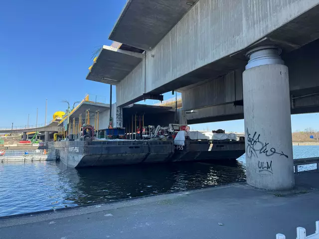 Am 3. April 2025 wurde ein 55 Meter langes Brückenteil aus der alten Frankenschnellwegbrücke über den Main-Donau-Kanal gesägt. Das Betonstück wurde auf einen schwimmenden Ponton abgelassen. | Foto: André Winkel