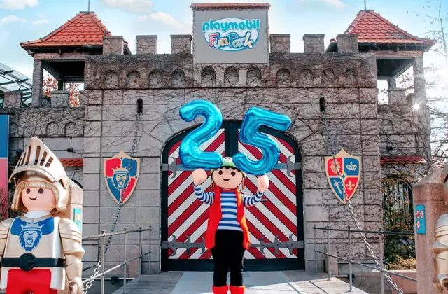 Foto: PLAYMOBIL. Zur Eröffnung der 25. Jubiläumssaison lädt der PLAYMOBIL-FunPark in Zirndorf Familien mit Kindern zu Spielspaß und neuen Abenteuern ein.
