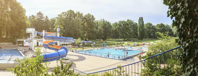 NürnbergBad bereitet derzeit die drei städtischen Freibäder auf die Sommeröffnung vor. Das Stadionbad (hier im Bild) öffnet zu Pfingsten seine Pforten. | Foto: Andre Karambatsos / Stadt Nürnberg