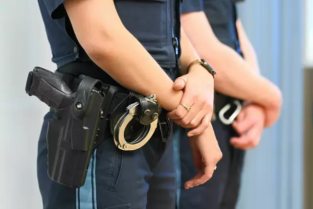 Laut Polizei griffen die Beamten zur Dienstwaffe, nachdem der Mann sie mit einem Messer bedrohte. (Symbolbild) | Foto: Tobias Hase/dpa