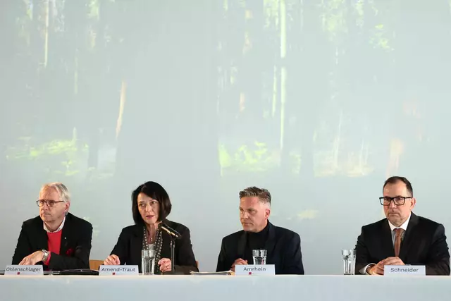 Das Gutachten wurde in Würzburg vorgestellt. | Foto:  Karl-Josef Hildenbrand/dpa