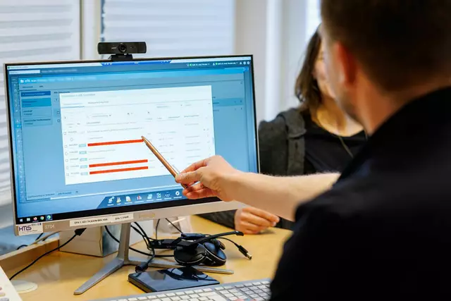 Zugriff auf die ePA bekommen Ärzte, wenn Patienten ihre Versichertenkarte in das Lesegerät stecken. Sie können die Zugriffsrechte aber auch per App einschränken.

 | Foto: Daniel Karmann/dpa