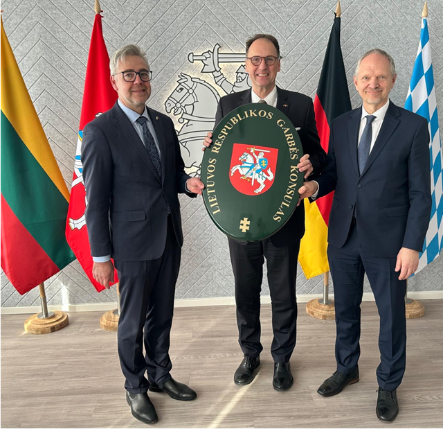Im neu eröffneten Generalkonsulat Litauens in München wurde die Ernennung von Dierk Neugebauer (Mitte) zum Honorarkonsul in Nürnberg offiziell bekanntgegeben  | Foto: oh/Privat
