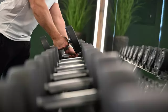 Hanteltraining, um fit zu bleiben: In Smart Gyms kann es passieren, dass sonst niemand im Raum ist. | Foto: Wolf von Dewitz/dpa (Symbolfoto)