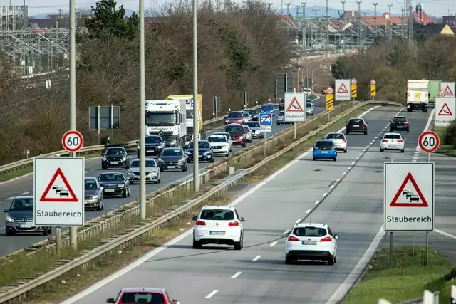 Blick auf die A73 stadteinwärts Richtung Nürnberg kurz vor einer Ampelkreuzung. | Foto:  Daniel Karmann/dpa