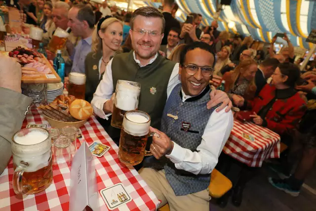 Die beiden Nürnberger OB-Kandidaten Marucus König (CSU, l.) und Nasser Ahmed (SPD) feierten schon gemeinsam auf dem Nürnberger Frühlingsfest.  | Foto: Udo Dreier
