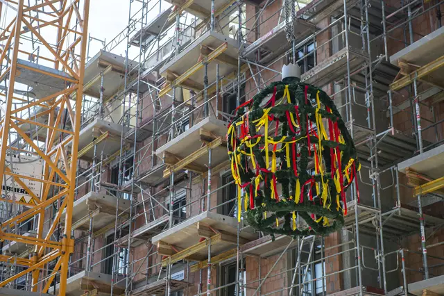 Foto: BayernHeim GmbH. Die BayernHeim GmbH schafft 98 geförderte Wohnungen in Fürth. Am 10. April war Richtfest.