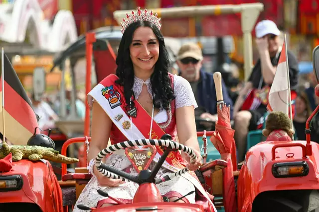 Volksfestkönigin führt die Oldtimerparade des Volksfestet an.  | Foto: Berny Meyer/Süddeutscher Schaustellerverband