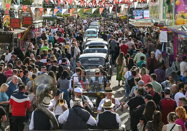 Oldtimerparade auf dem Volksfest.  | Foto: Berny Meyer/Süddeutscher Schaustellerverband