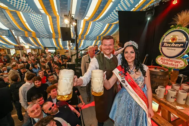 Bieranstich mit Oberbürgermeister Marcus König und Volksfestkönigin Christina.  | Foto: Berny Meyer/Süddeutscher Schaustellerverband