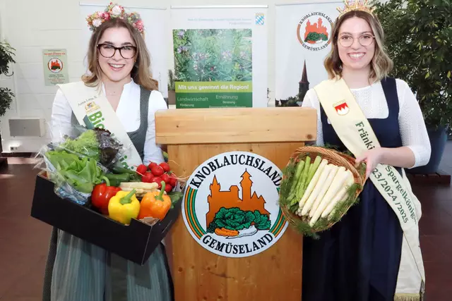 Die bayerische Bio-Königin Anna-Lena II. und die Fränkische Spargel-Königin Veronika mit Produkten aus dem Knoblauchsland.  | Foto: Jürgen Friedrich