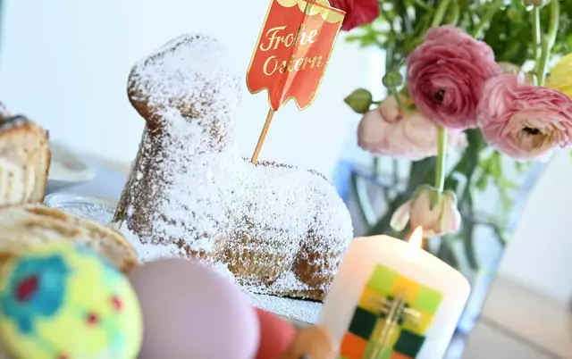 In vielen Familien kommt an Ostern ein Kuchen in Form eines Lamms auf den Tisch. (Symbolbild) | Foto: Angelika Warmuth/dpa